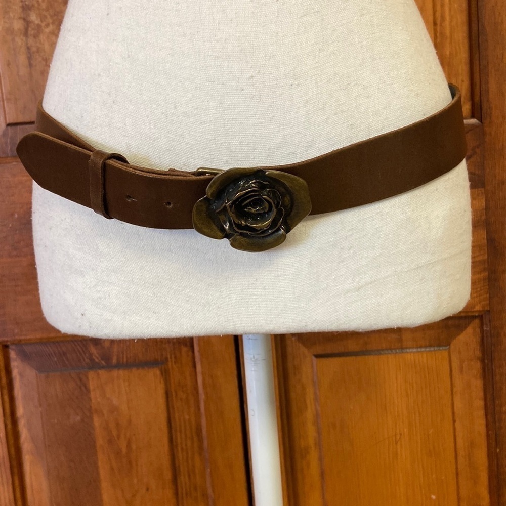 Leather Belt w/Brass Rose Buckle Size 30 EUR Soft Brown Preowned